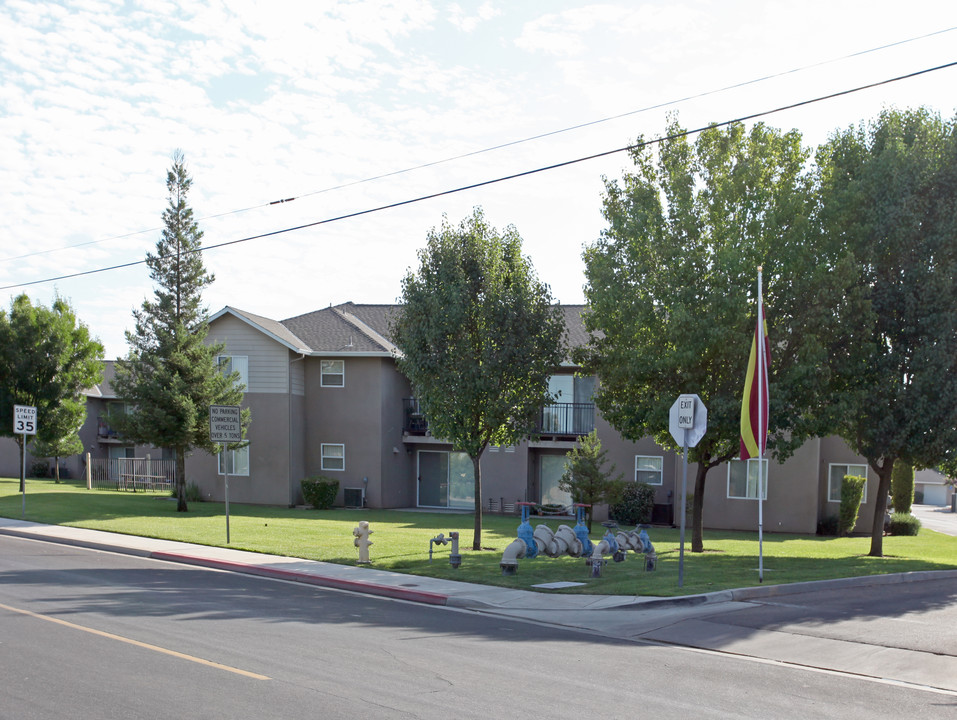 College Park Apartments in Dinuba, CA - Building Photo