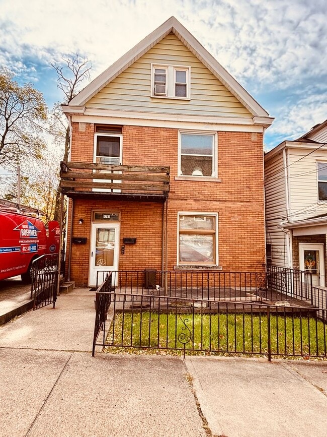 property at 1285 Clairhaven St