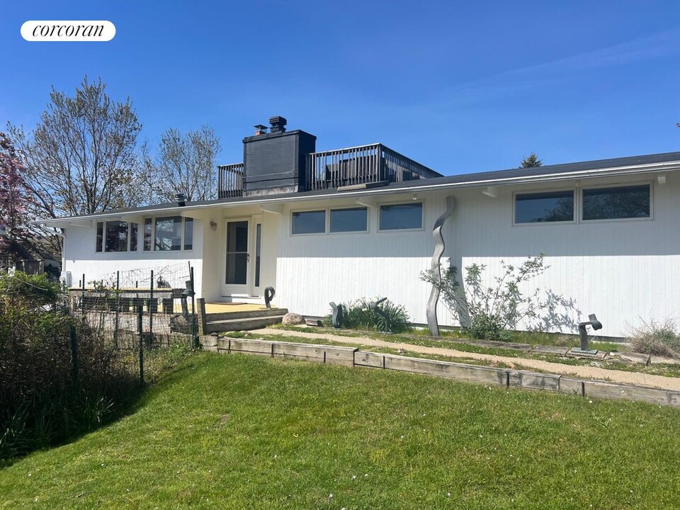 91 S Forrest St in Montauk, NY - Building Photo