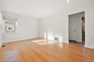 912 Woodsboro Dr in Royal Oak, MI - Building Photo - Building Photo