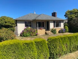 2575 Sheridan Ave in North Bend, OR - Building Photo