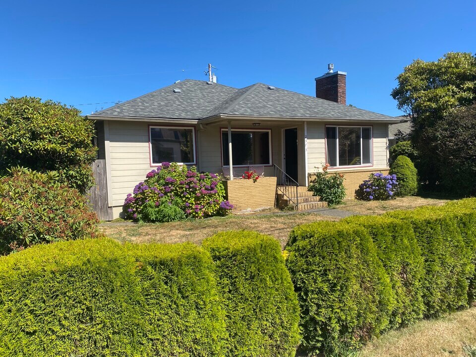 2575 Sheridan Ave in North Bend, OR - Building Photo