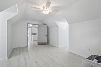 1817 Mesquite St in San Marcos, TX - Foto de edificio - Building Photo