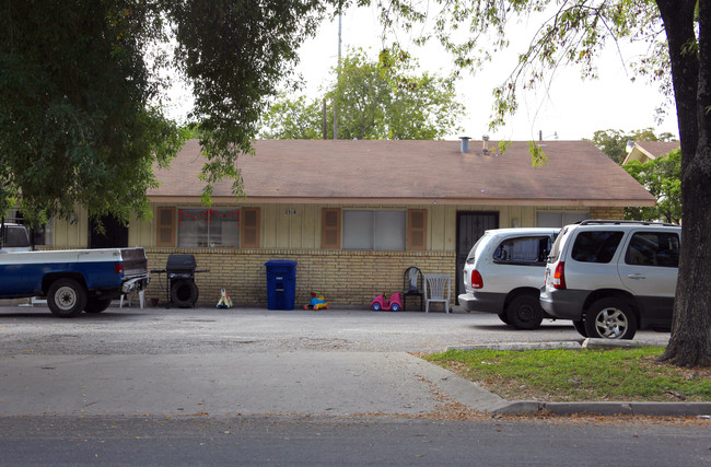 2518 Clara Ln in San Antonio, TX - Foto de edificio - Building Photo