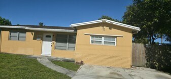 896 SW 64th Terrace in North Lauderdale, FL - Building Photo
