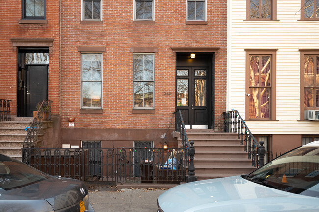 242A Adelphi St in Brooklyn, NY - Foto de edificio - Building Photo