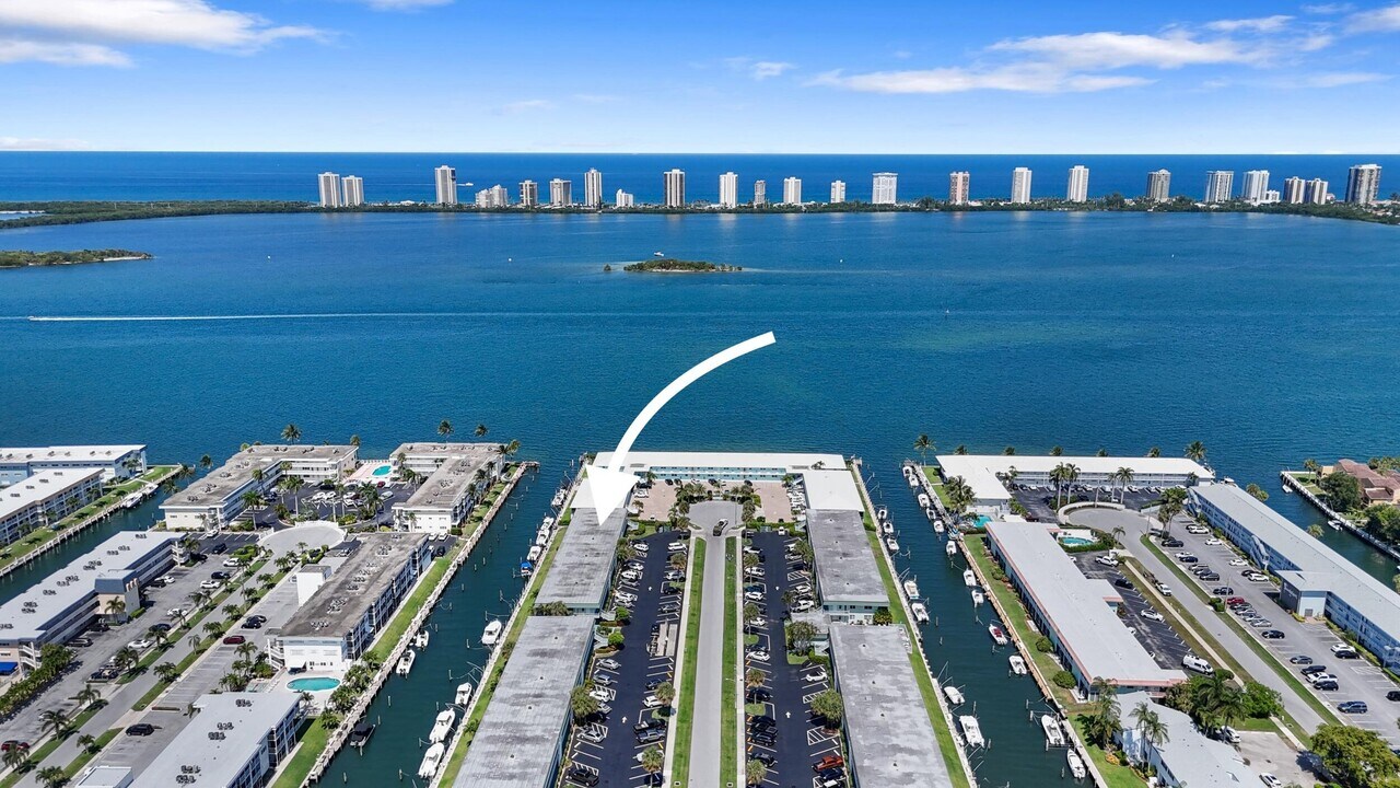 109 Wettaw Ln in North Palm Beach, FL - Building Photo