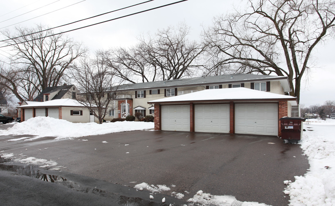 Lake Shore Apartments in Brooklyn Center, MN - Foto de edificio