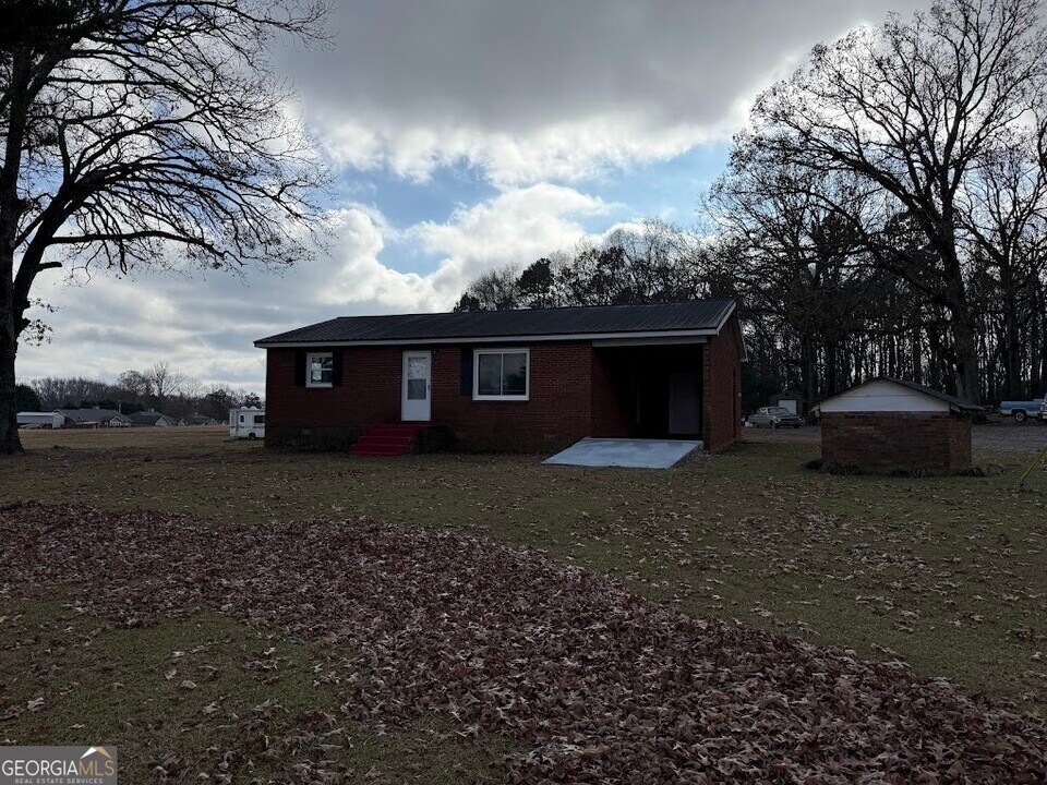 2381 Rat Kinney Rd in Statham, GA - Building Photo