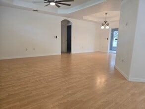 542 Fairbanks Rd in Spring Hill, FL - Foto de edificio - Building Photo