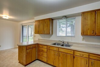 830 SW 6th Ave in Oak Harbor, WA - Building Photo - Building Photo