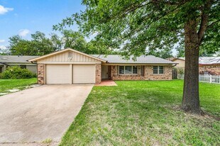 1016 W Creek Dr in Hurst, TX - Building Photo