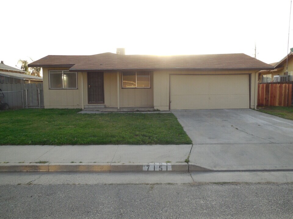 7151 Dean St in Winton, CA - Building Photo