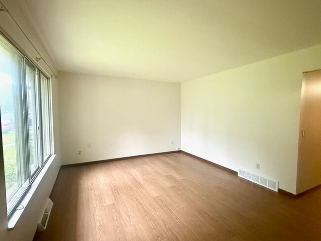6202 Amanda Dr in Saginaw, MI - Building Photo - Building Photo
