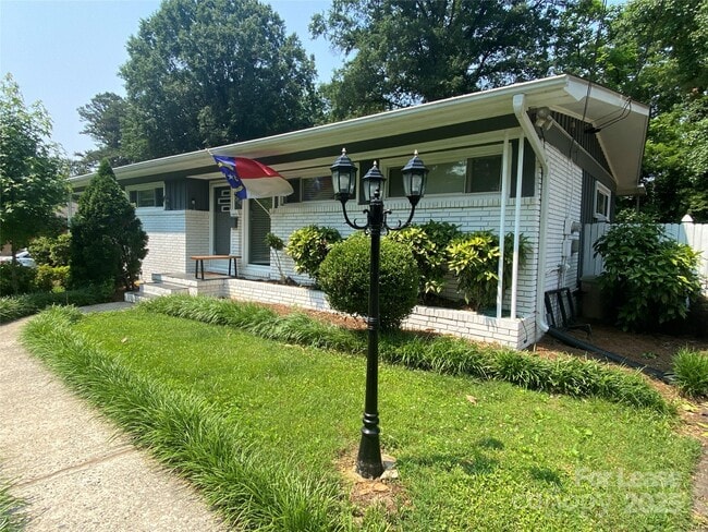 914 Burnley Rd in Charlotte, NC - Building Photo - Building Photo