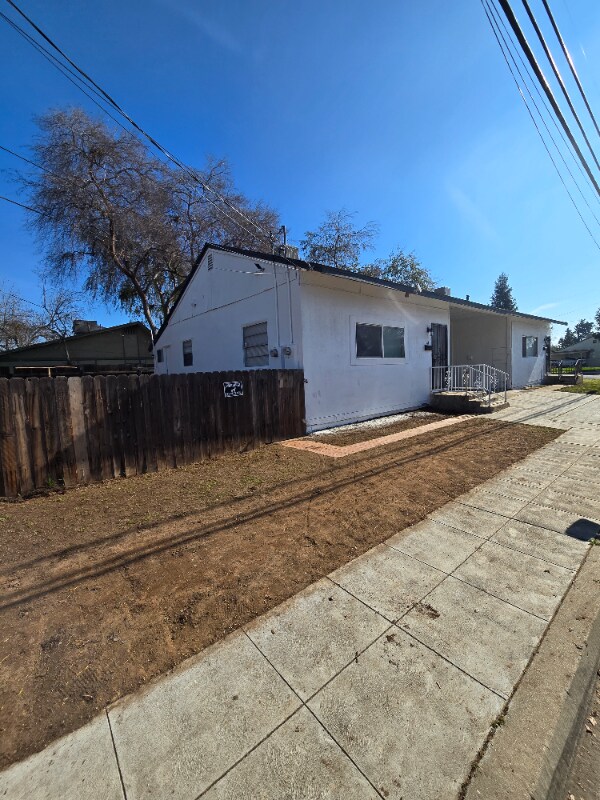 7164 N Maroa Ave in Fresno, CA - Foto de edificio - Building Photo