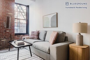 10 St Marks Pl in New York, NY - Building Photo