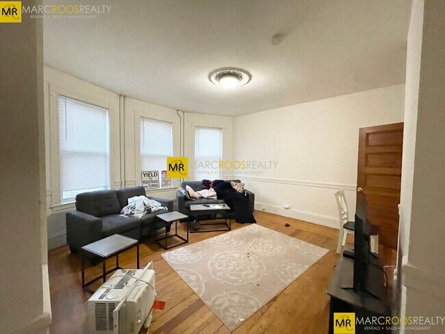 121 Calumet St, Unit 1 in Boston, MA - Foto de edificio - Building Photo