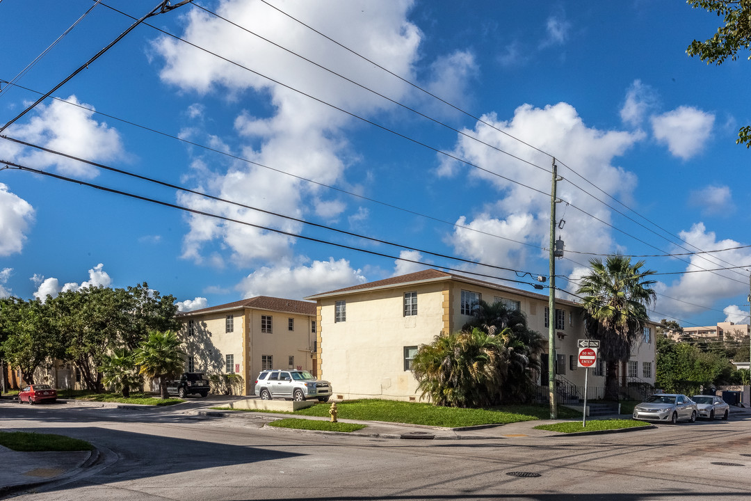 901-931 SW 4th St in Miami, FL - Building Photo