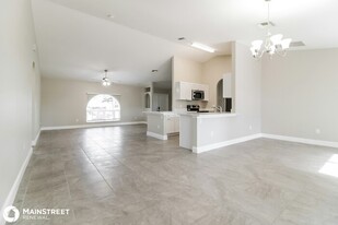 608 SE Santa Barbara Pl in Cape Coral, FL - Foto de edificio - Building Photo