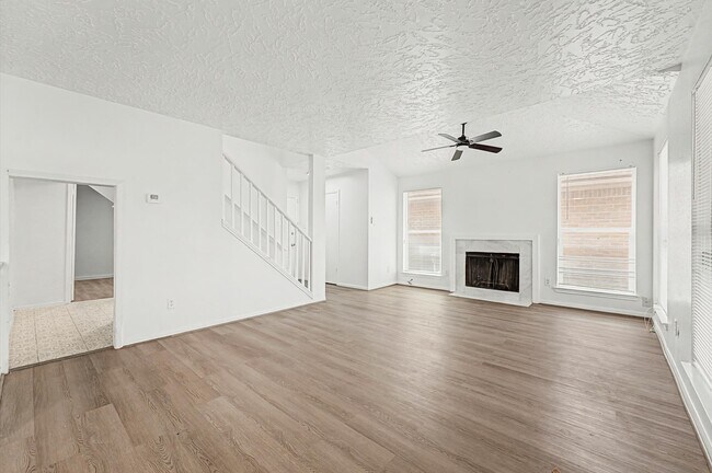 8334 Country View Dr in Houston, TX - Building Photo - Building Photo