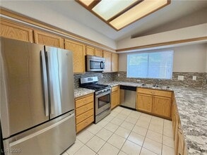 8525 Danza Del Sol Dr in Las Vegas, NV - Building Photo - Building Photo