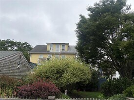 282 State St in Bristol, RI - Building Photo