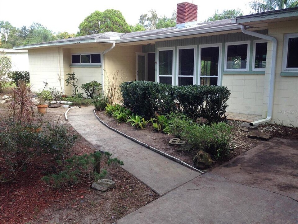 513 Carolyne St in Temple Terrace, FL - Building Photo