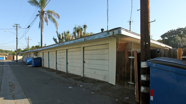 Loara Palms Apartments in Anaheim, CA - Building Photo - Building Photo