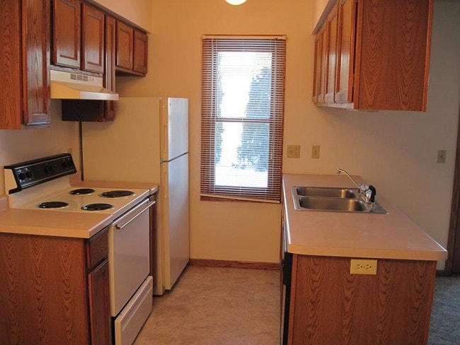1127 Mark Ave, Unit 2 in Tomah, WI - Foto de edificio - Building Photo