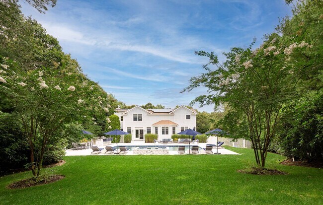 48 Woodthrush Ln in Water Mill, NY - Building Photo - Building Photo