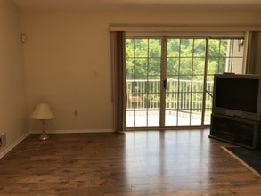 29 Amberly Ct, Unit 29 in Franklin Township, NJ - Foto de edificio - Building Photo