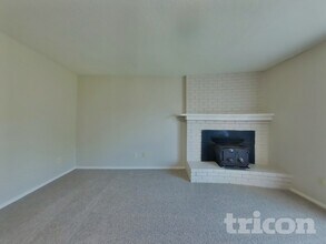 619 E 24th St, Unit Unit B in Marysville, CA - Foto de edificio - Building Photo