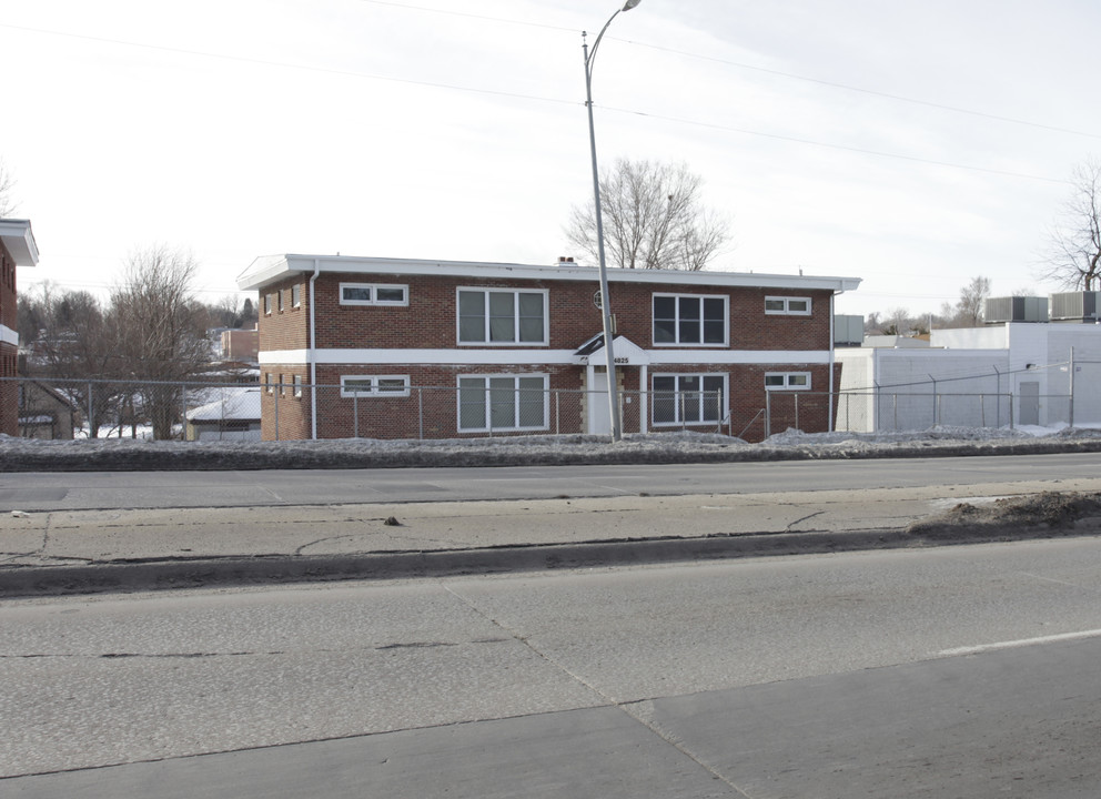 4825 Ames Ave in Omaha, NE - Foto de edificio