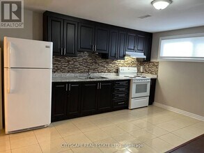 2 Leslie St in Brampton, ON - Building Photo - Building Photo