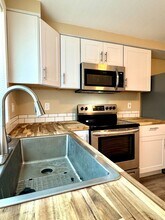 781 High School Rd NE in Bainbridge Island, WA - Building Photo - Building Photo