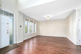 15 Milestone Rd in Rye Brook, NY - Foto de edificio - Building Photo