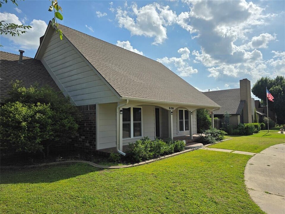 8100 N Bridgeport Ln in Bethany, OK - Building Photo