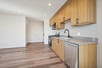 10806 Blix St in Los Angeles, CA - Building Photo - Building Photo