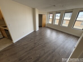 1000 Boylston St, Unit 06 in Boston College, MA - Building Photo - Building Photo