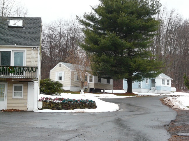 1952 Middletown Ave in Northford, CT - Foto de edificio - Building Photo