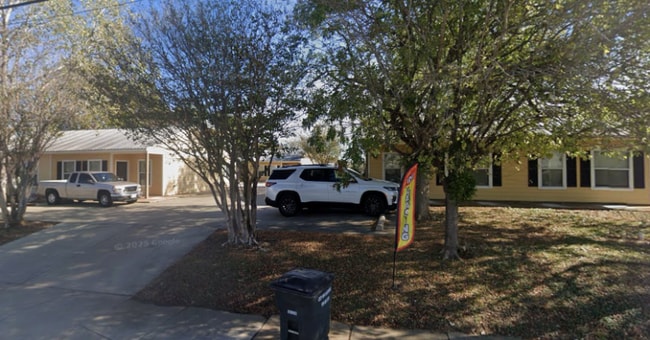 204 E Buck St in Caldwell, TX - Building Photo - Building Photo