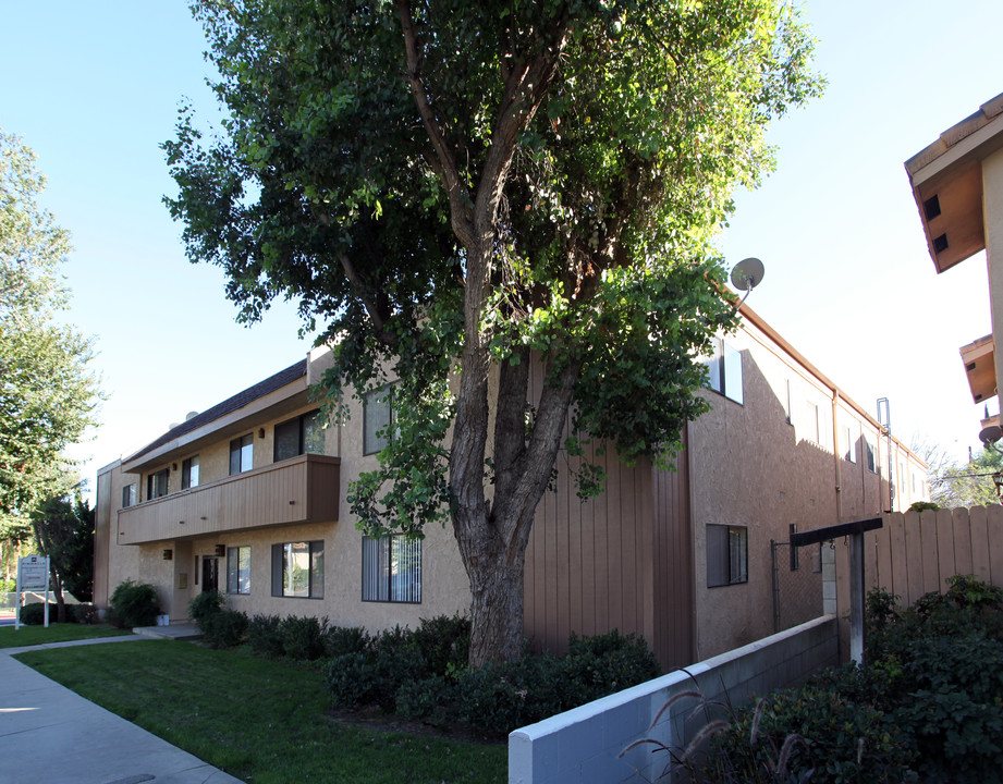 17204 Chatsworth St in Granada Hills, CA - Foto de edificio