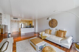 3625 N Country Club Dr in Aventura, FL - Building Photo - Building Photo