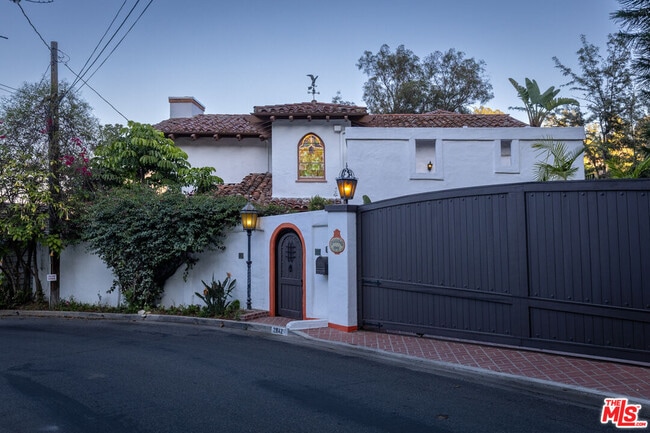 2942 Passmore Dr in Los Angeles, CA - Building Photo - Building Photo
