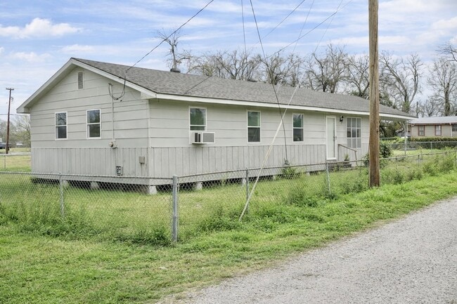 407 Nugier Ave in Abbeville, LA - Building Photo - Building Photo