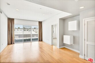 4211 Redwood Ave-Unit -305 in Los Angeles, CA - Building Photo - Building Photo