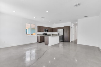 642 NW 15th Ave, Unit 2 in Fort Lauderdale, FL - Foto de edificio - Building Photo