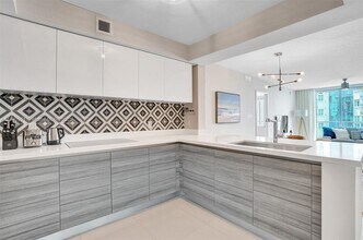 300 Sunny Isles Blvd, Unit 4-2104 in Sunny Isles Beach, FL - Foto de edificio - Building Photo