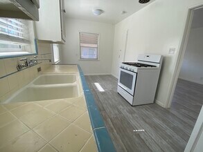 152 Ximeno Ave, Unit C in Long Beach, CA - Building Photo - Building Photo